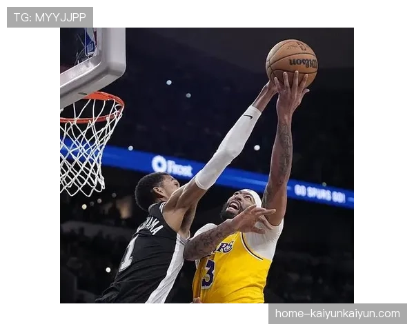 特写：文班亚马完成封盖后手指上空，马刺新主场响起MVP呼声